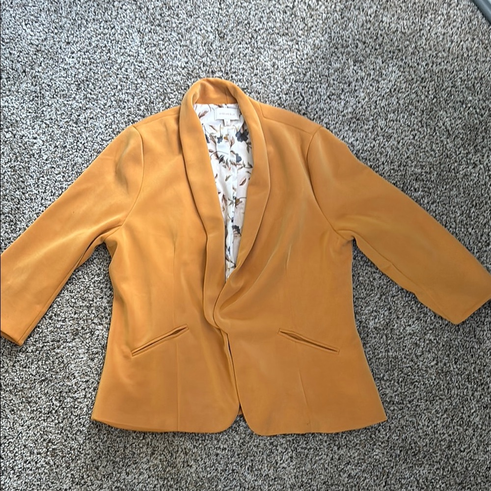 Skies Are Blue Yellow Blazer with Notched Lapels and Tailored Silhouette